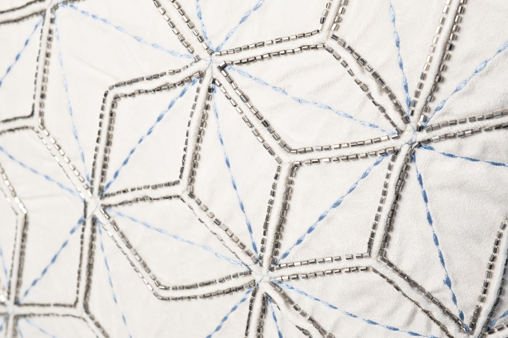 Подушка с бисером "Шестигранники" белая 70SW-20712